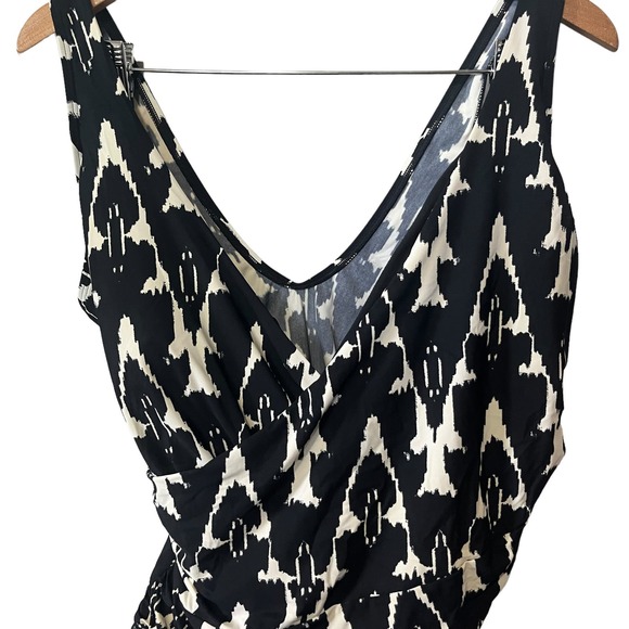 L.L.Bean Swimsuit Womens 1 Pc Black White Ikat Ruched 50+ UV Protection 18W Plus - Picture 3 of 7